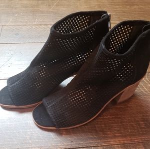 Vince Camuto Kareste Peep Toe bootie Size 11